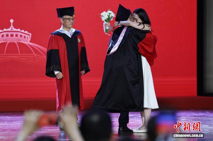 东南大学毕业典礼涌动浪漫与温情