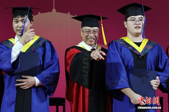 东南大学毕业典礼涌动浪漫与温情