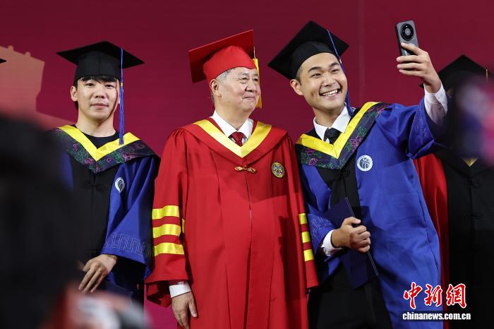 东南大学毕业典礼涌动浪漫与温情