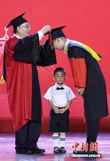 东南大学毕业典礼涌动浪漫与温情