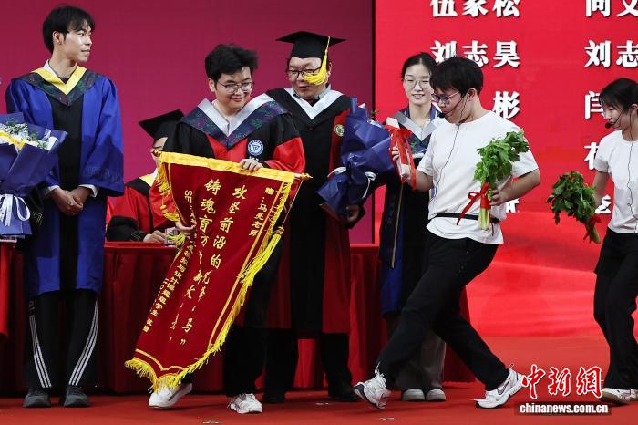 东南大学毕业典礼涌动浪漫与温情