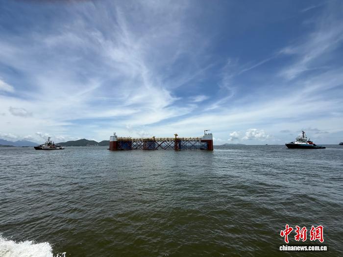 广州黄埔边检站护航巨型智能养殖渔场赴港“安家”