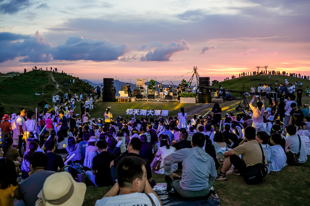 7月4日,2026年度仰天湖大草原音乐季启幕,20℃清凉仲夏夜谱写山原交响! 7月4日,2026年度仰天湖大草原音乐季启幕,20℃清凉仲夏夜谱写山原交响!