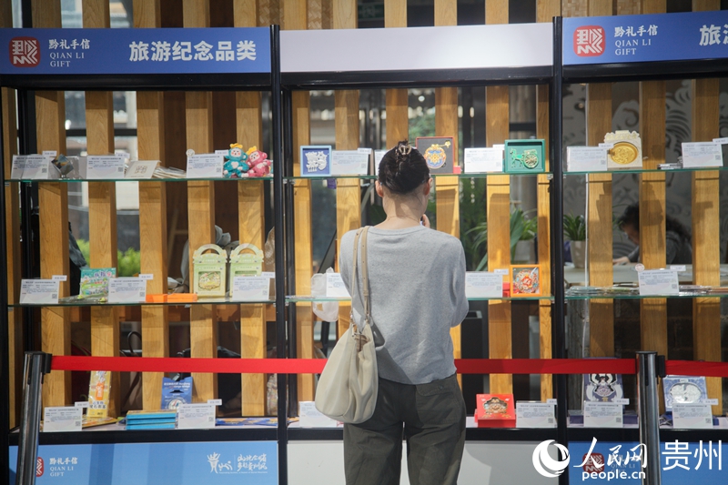 2观众参考参赛作品。人民网记者龙章榆 摄.jpg