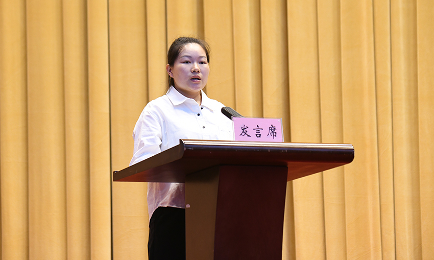 “泥人组长”背后的故事:一身泥泞印初心 马关县篾厂乡桂皮山村委会上红岩村小组村民代表田梦娟发言