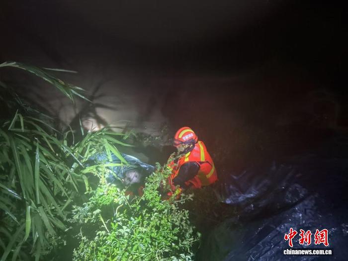 台风“美莎克”海南多地发威 消防紧急排险