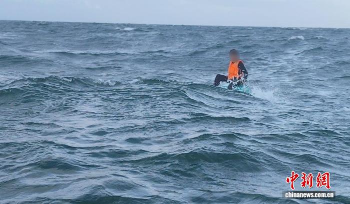 广东茂名多部门成功营救坠海漂流三个多小时男子