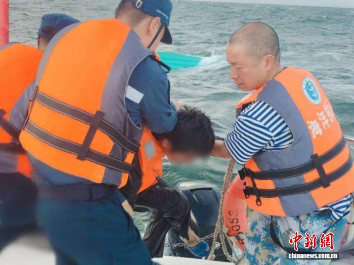 广东茂名多部门成功营救坠海漂流三个多小时男子