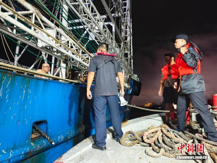 广西北海筑牢防台风防线 1.23万人次撤离涠洲岛
