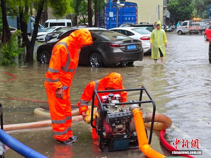台风“美莎克”影响三亚:树木倒伏,路面积水