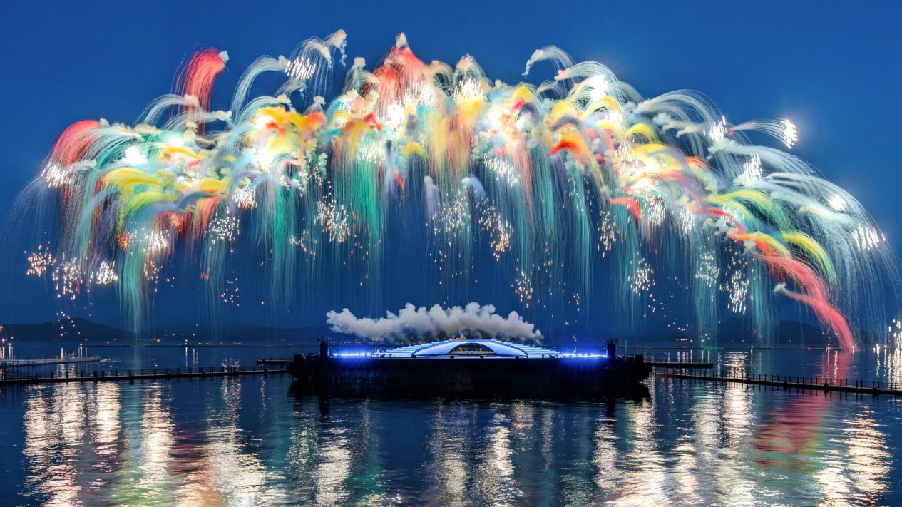 “夜游+烟花+湖岛”融合破题 重庆长寿湖烟花秀为夜经济注入新活力