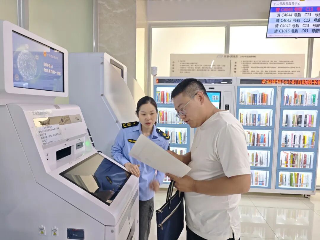 7月2日，在十二师市场监管部门服务窗口，工作人员郑为办事人员讲解办事流畅。针对自贸试验区市场主体，推出外国投资者主体资格互认、食品药品经营许可派单机制、容缺受理等多项创新举措，有效降低市场准入门槛。摄影 冯晓玲 (3).jpg