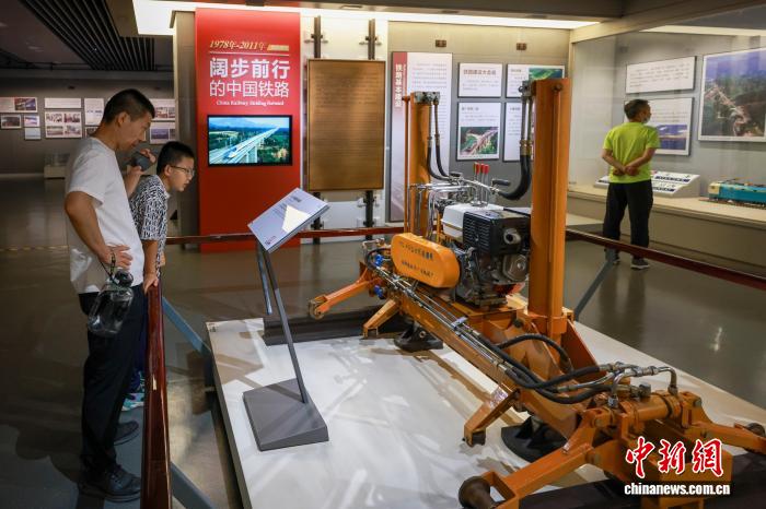 中国铁道博物馆正阳门展馆引游人 中国铁道博物馆正阳门展馆引游人