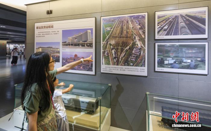 中国铁道博物馆正阳门展馆引游人