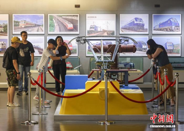 中国铁道博物馆正阳门展馆引游人