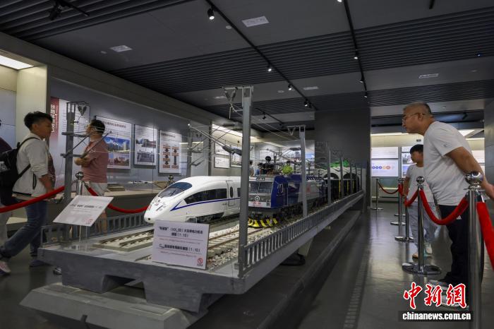 中国铁道博物馆正阳门展馆引游人