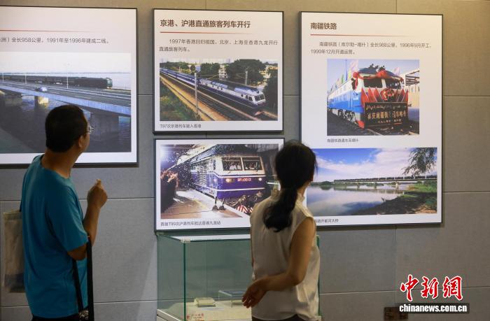 中国铁道博物馆正阳门展馆引游人