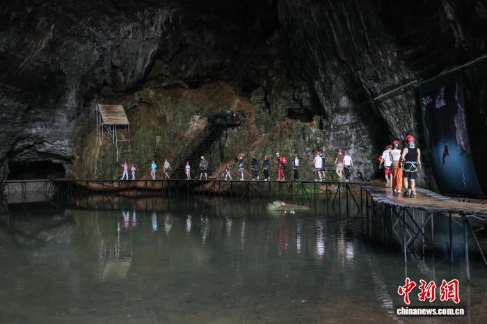 贵州贵定:洞穴探险项目吸引民众体验 贵州贵定:洞穴探险项目吸引民众体验