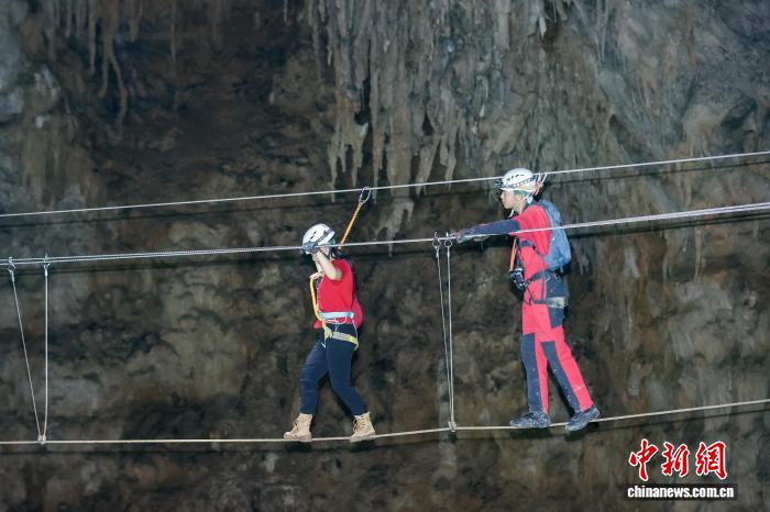 贵州贵定:洞穴探险项目吸引民众体验