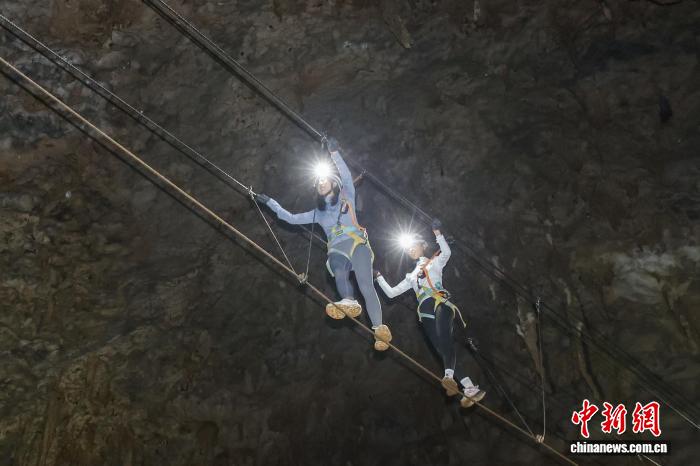 贵州贵定:洞穴探险项目吸引民众体验