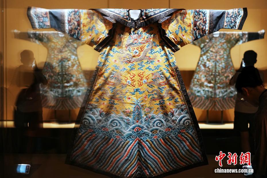 故宫藏清代帝后服饰亮相上海 尽显“皇家高定”之美