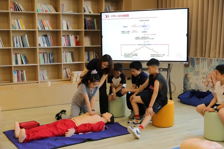 学急救练护脊懂护眼 重庆学子暑期解锁实用健康技能