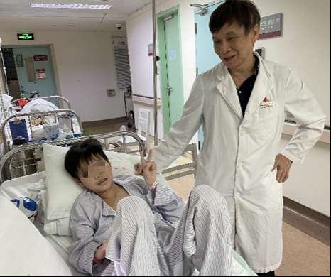 中山一院多学科团队为重病少年铺就康复之路