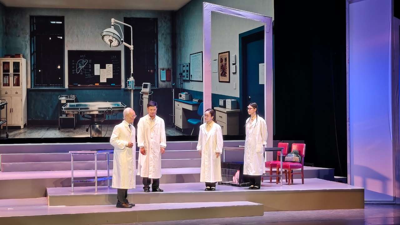 华中科技大学大型原创话剧《人民医学家裘法祖》在武汉上演