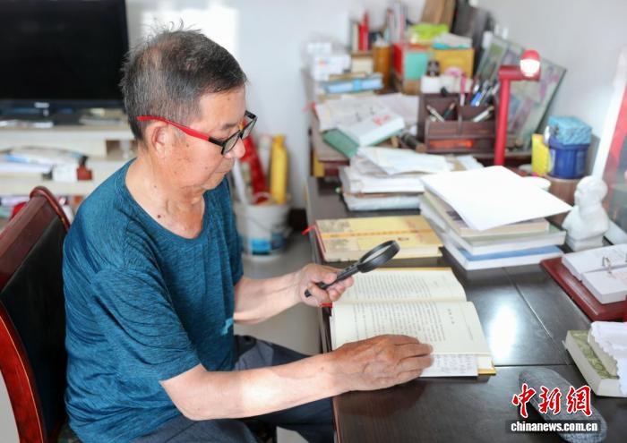 山西八旬老人伏案六载手写六百年村史