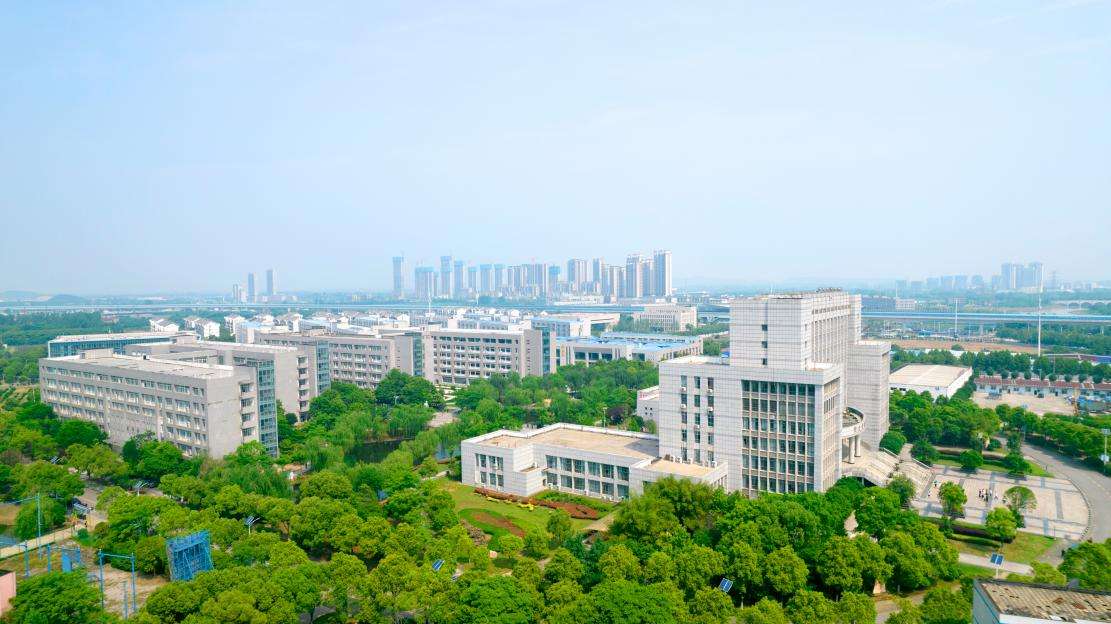 湖北国土资源职业学院:把双创基因深植专业教育全过程 04学校左侧航拍图调