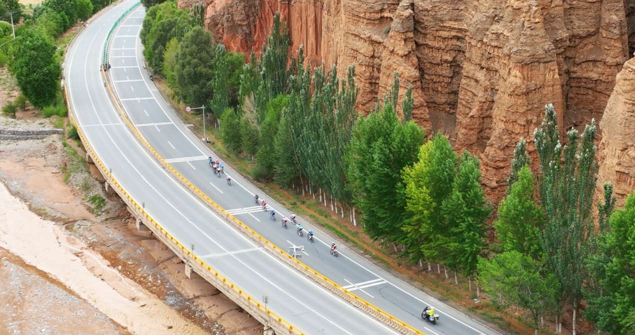 2026环青赛ST4|洛佩斯冲刺赢下赛段 卡斯特利翁穿上黄衫 微信图片_20260714175556_353_1