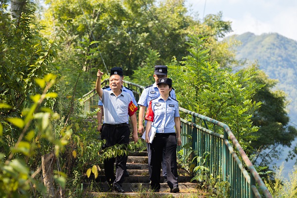 热成像巡山红外探头守河 重庆城口为深山盲区装上一张“数字网”