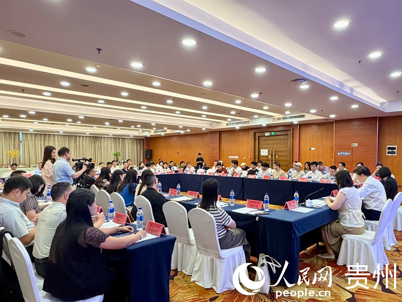 贵州举行“咖旅融合”洽谈会 推动文旅消费扩容提质 面对面洽谈交流。人民网记者 李丽萍摄