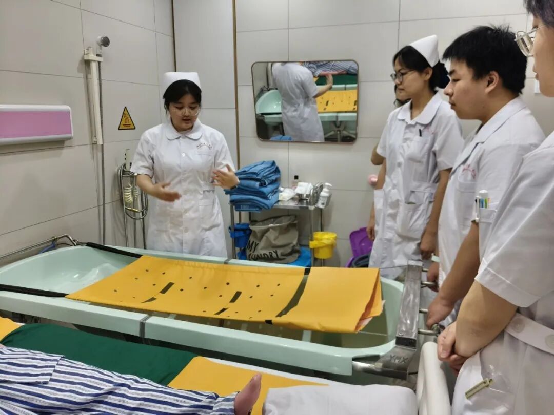 武汉大二女生开店,专帮老人洗澡
