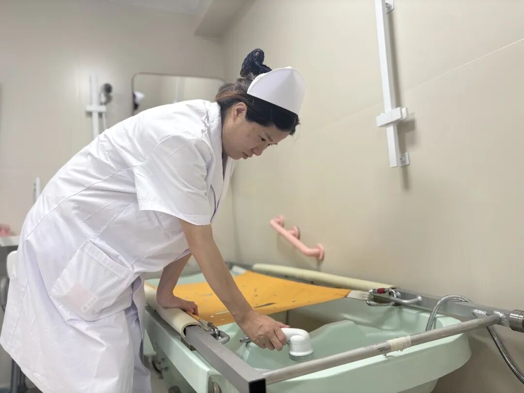 武汉大二女生开店,专帮老人洗澡