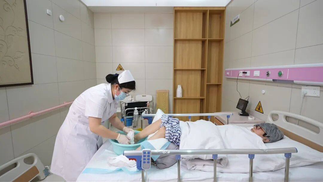 武汉大二女生开店,专帮老人洗澡