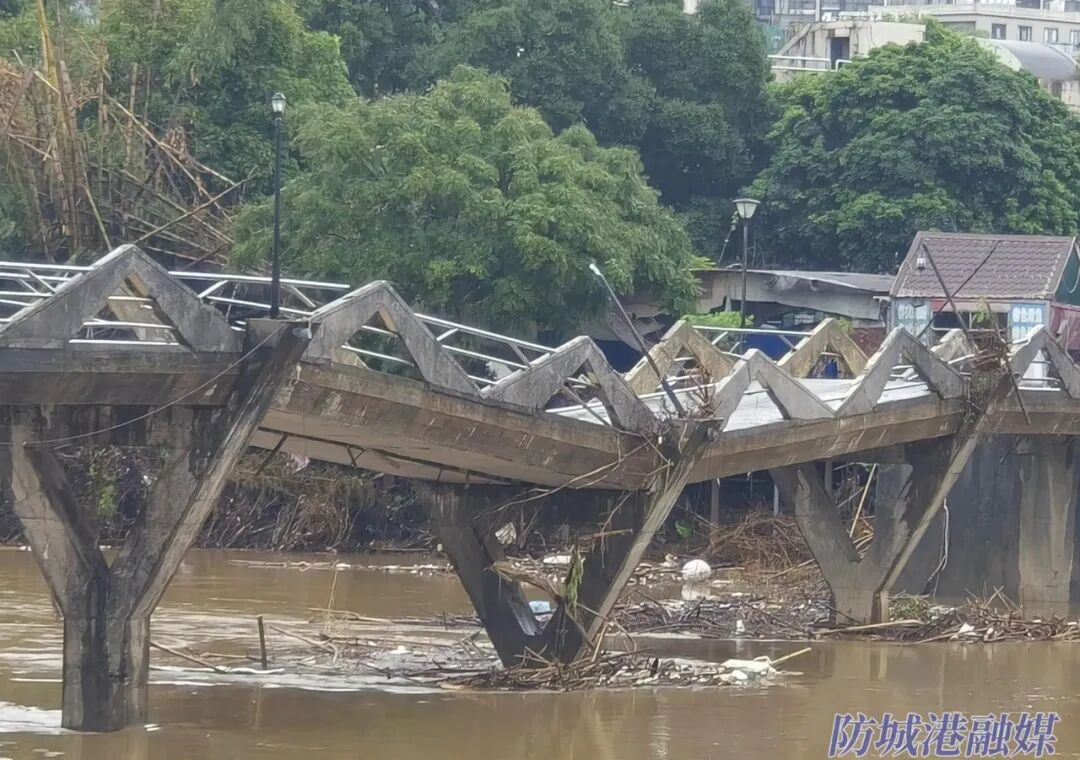 【防城港】夜黑如墨,狂风呼啸,暴雨如注,山洪滔滔,铮铮汉子不辱使命——5进5出塌陷危桥救5人