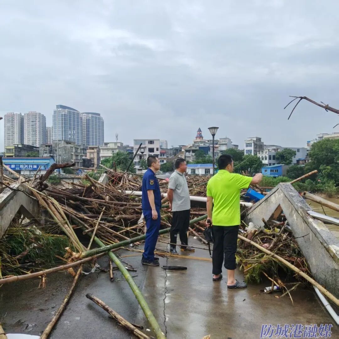 【防城港】夜黑如墨,狂风呼啸,暴雨如注,山洪滔滔,铮铮汉子不辱使命——5进5出塌陷危桥救5人