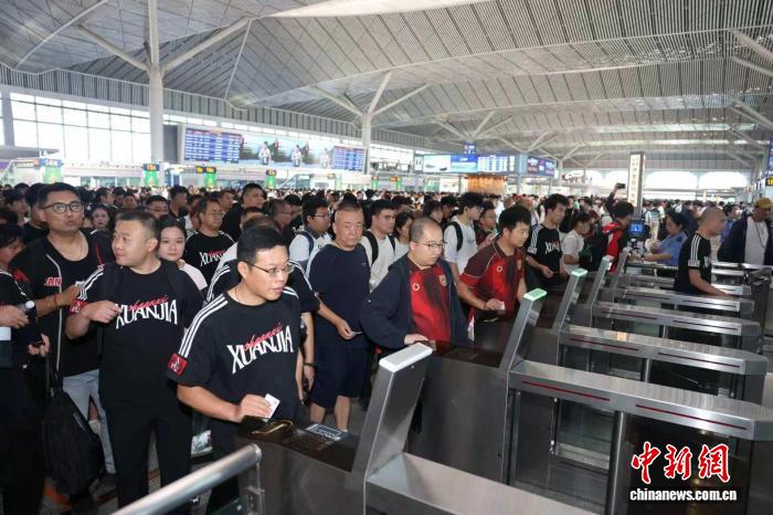 陕西开行首趟跨省高铁球迷专列 千余名球迷搭乘列车前往客场