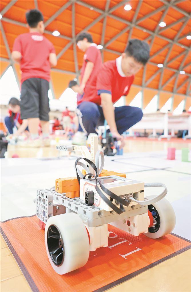 学生编写代码 “重走”长征路