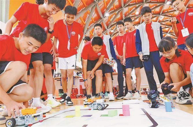 学生编写代码 “重走”长征路
