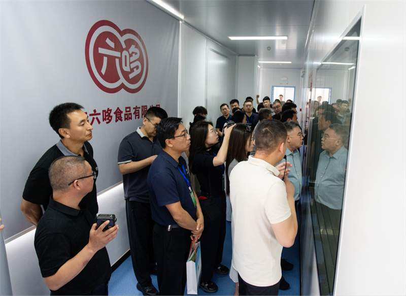 媒体采访团深入代表性企业实地探访。吴金奥摄