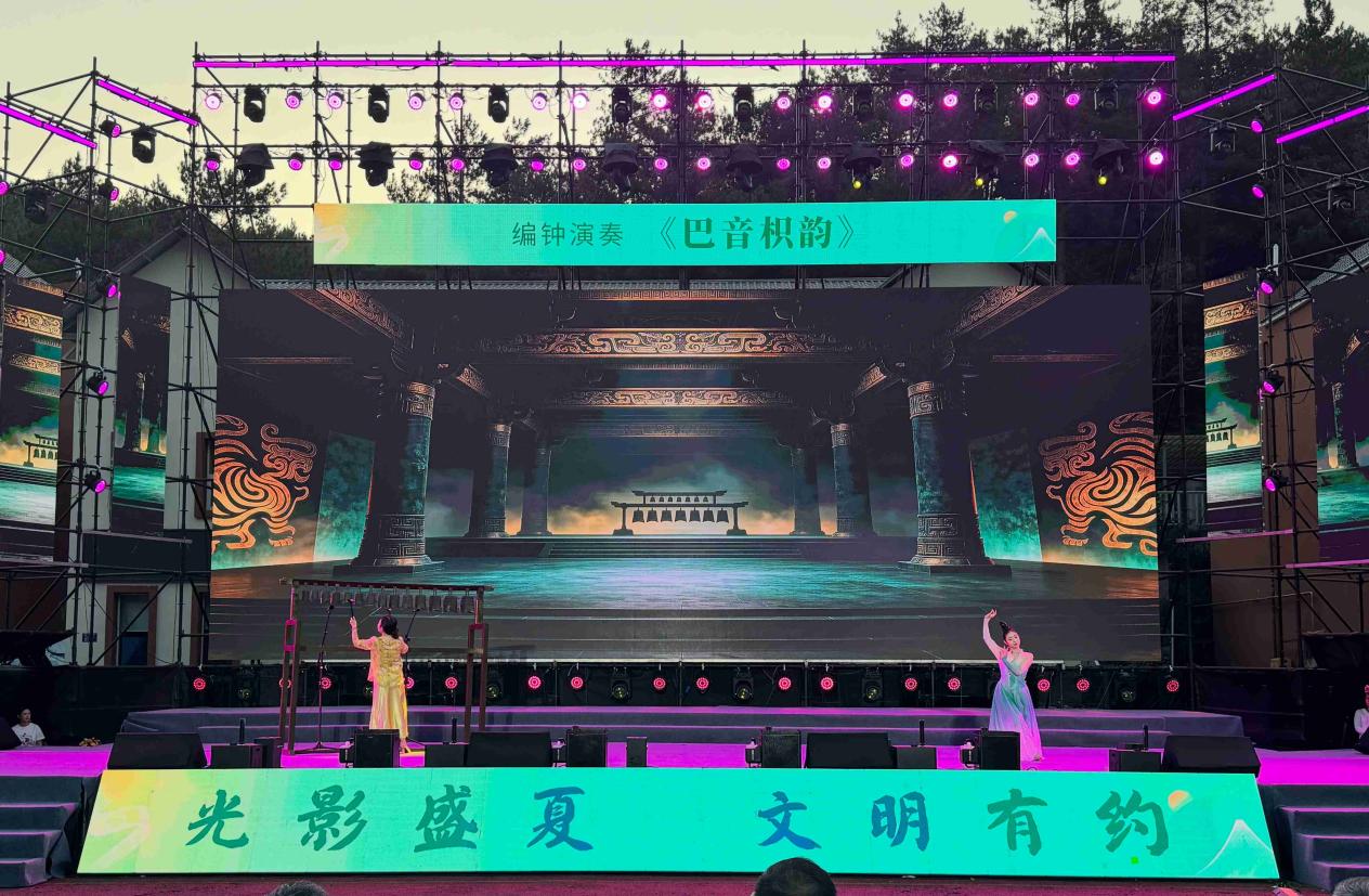 赏节目、逛市集、看电影 重庆涪陵为避暑群众送来“文明清风”