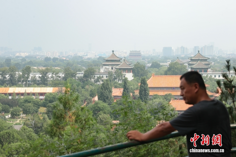 北京中轴线申遗成功两周年 游客景山公园打卡中轴线