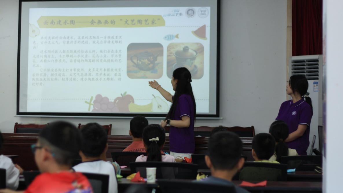 发挥商科专业优势 重庆工商大学青年学子赋能荣昌陶