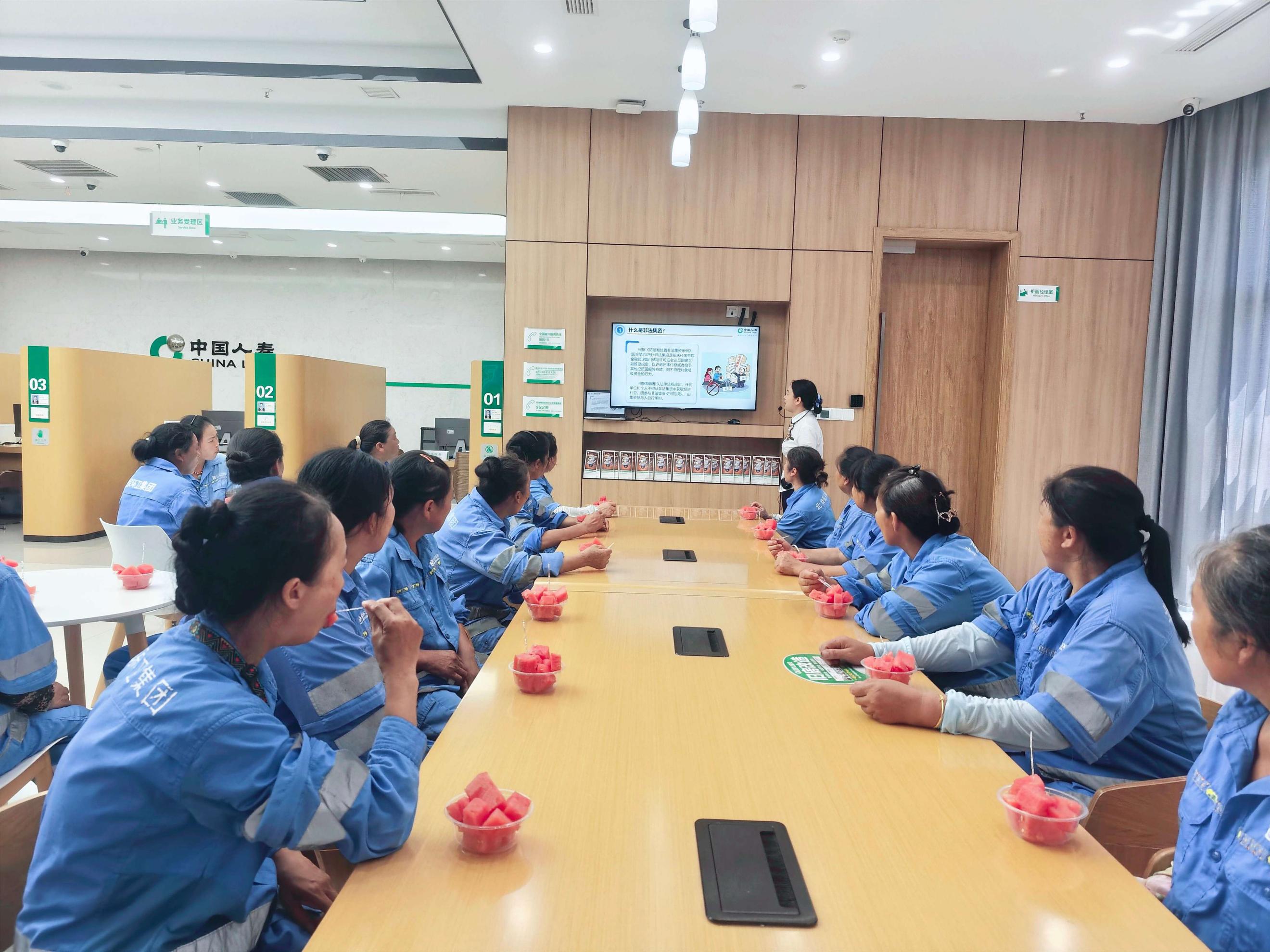 中国人寿寿险重庆市分公司开展柜面夏日便民服务 中国人寿寿险重庆市分公司开展柜面夏日便民服务