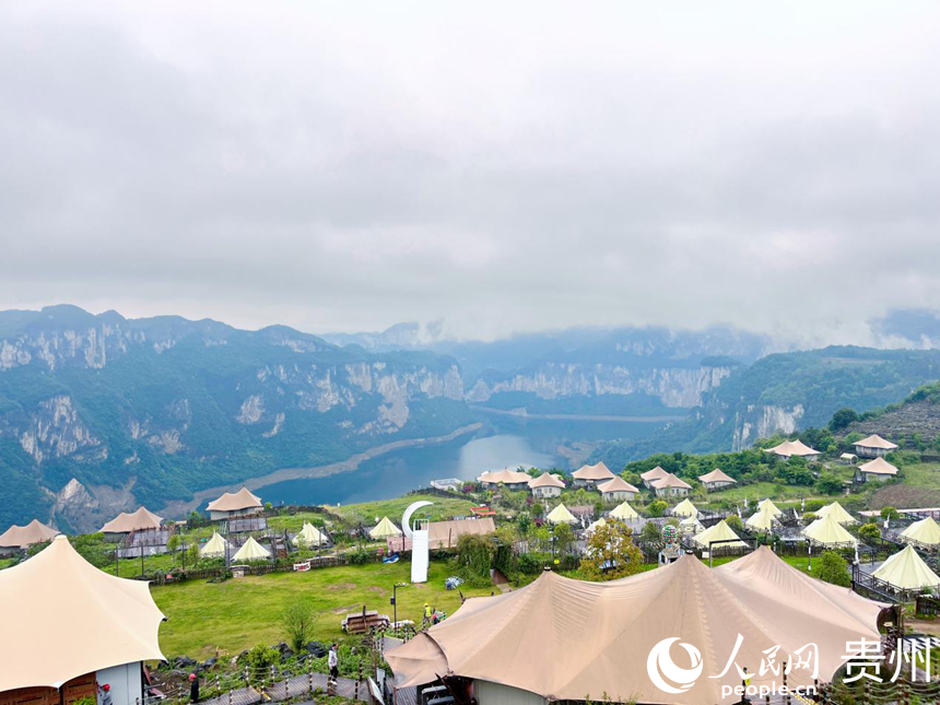 长江十年行 | 百里乌江源 处处气象新 面朝峡谷、依伴碧水,“花都里”度假营地景致美。人民网记者 陈洁泉摄