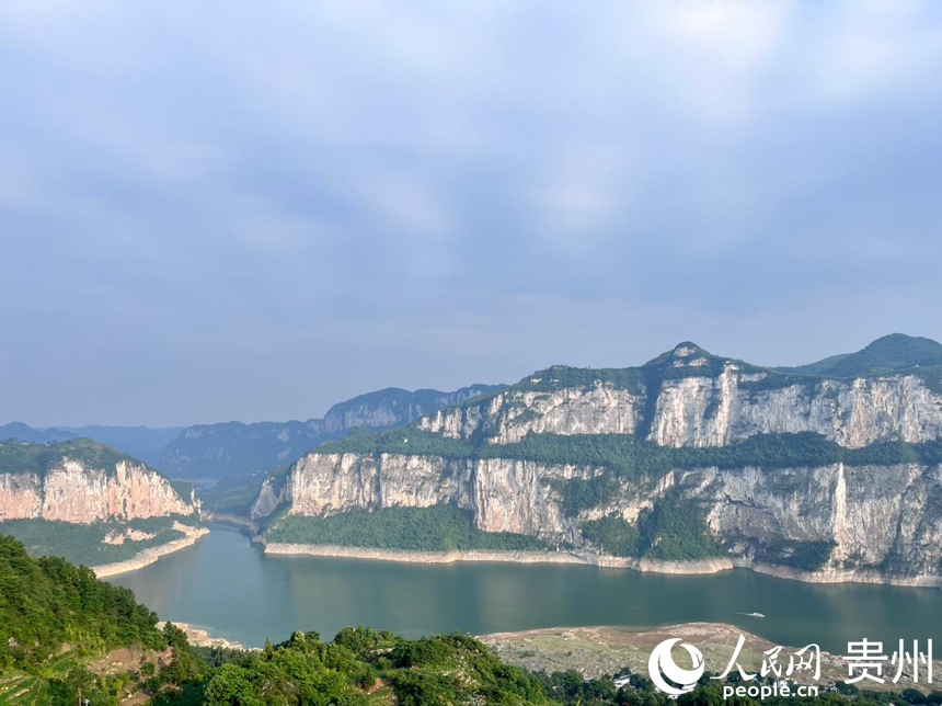 长江十年行 | 百里乌江源 处处气象新 两河交汇,碧水迤逦。人民网记者 陈洁泉摄