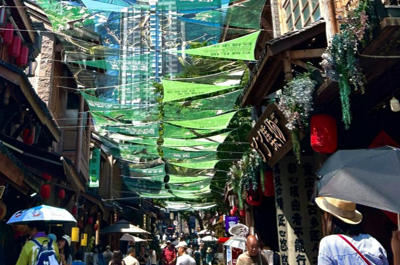 夏韵润老街烟火焕新颜 重庆渝中风貌街区解锁清凉文旅新模式