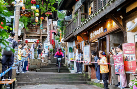 夏韵润老街烟火焕新颜 重庆渝中风貌街区解锁清凉文旅新模式